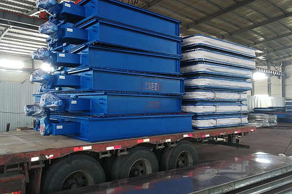 公司擋板門、膨脹節(jié)裝車過程中，準備發(fā)貨了